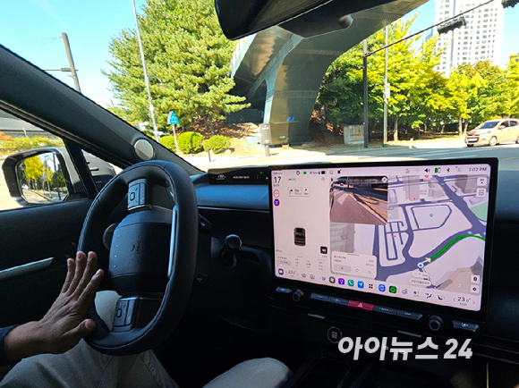 7일 열린 '디 올 뉴 투싼 테크데이 & 미디어 시승회'에서 시범운용된 디 올 뉴 투싼이 김포의 한 카페에 주차돼 있다. [사진=김현영 인턴기자]