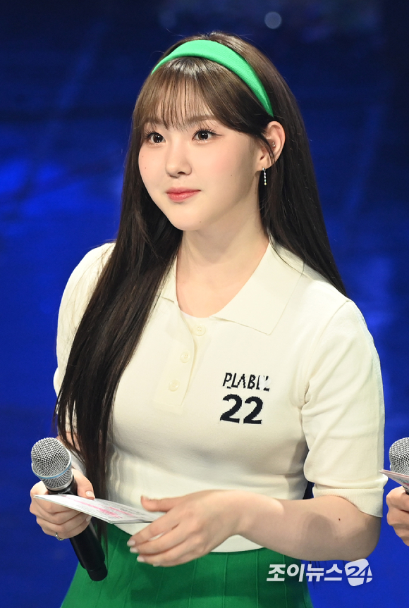 그룹 케플러(Kep1er) 김채현이 10일 오후 서울 마포구 상암동 SBS프리즘타워에서 열린 SBS MTV '더 쇼' 생방송 현장공개에서 MC를 보고 있다. [사진=정소희 기자]