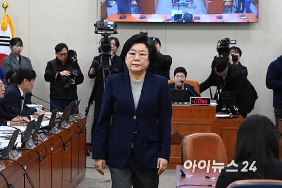 이혜훈 기획예산처 장관 후보자가 23일 오전 서울 여의도 국회 재정경제기획위원회에서 열린 인사청문회에서 임이자 위원장에게 선서문을 전달한 뒤 자리로 이동하고 있다. [사진=곽영래 기자]