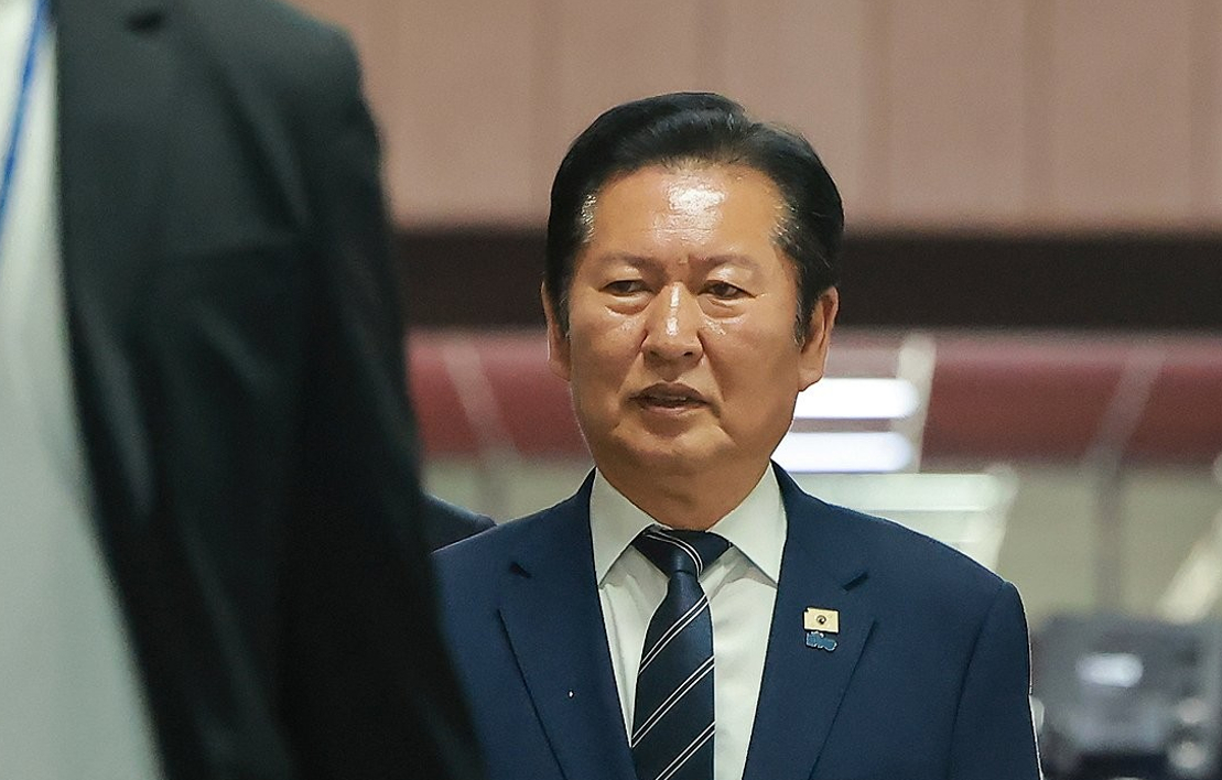 주요7개국(G7) 정상회의 참석과 유럽 순방을 위해 출국하는 이재명 대통령이 9일 성남 서울공항에서 환송 나온 김민석 국무총리와 인사하고 있다. 2026.6.9 [사진=연합뉴스]