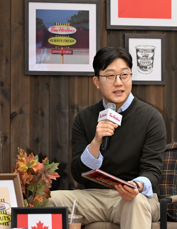 안태열 BKR CBO가 28일 서울 팀홀튼 신논현역점서 열린 '2026 팀홀튼 뉴이어 웜업' 기자간담회에서 향후 비전을 설명하고 있다. [사진=BKR]