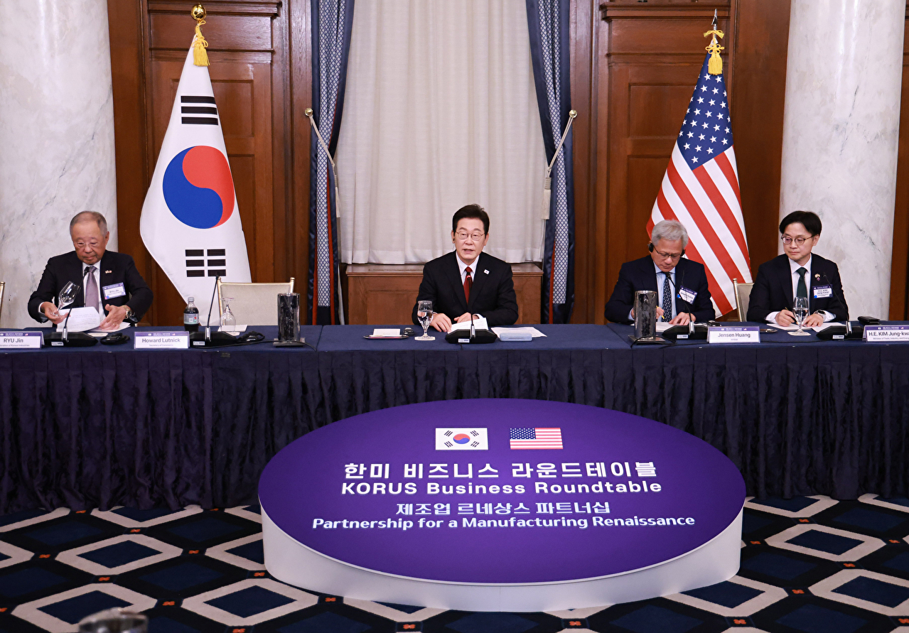 이재명 대통령이 25일(현지시간) 미국 워싱턴DC 윌라드 호텔에서 열린 한미 비즈니스 라운드 테이블에서 기조연설을 하고 있다. 왼쪽부터 류진 한경협 회장, 이 대통령, 젠슨 황 엔비디아 최고경영자, 김정관 산자부 장관. 2025.8.26 [사진=연합뉴스]