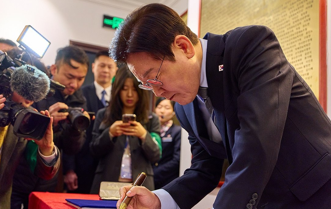 이재명 대통령이 7일 중국 상하이 대한민국 임시정부 청사를 방문해 방명록을 작성하고 있다. 이 대통령은 "대한민국이 시작된 이곳. 대한민국이 꼭 지키겠습니다"라고 적었다. 2026.1.7 [공동취재 제공. 재판매 및 DB 금지] [사진=연합뉴스]