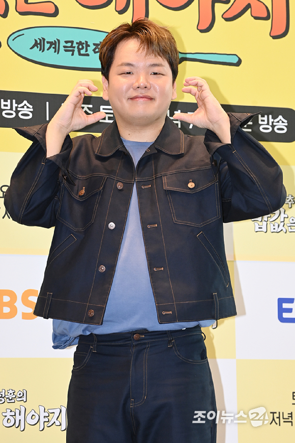 유튜버 곽준빈이 23일 오전 서울 영등포구 여의도동 TwoIFC에서 열린 EBS, ENA 공동제작 '추성훈의 밥값은 해야지' 제작발표회에 참석해 포즈를 취하고 있다. [사진=문수지 기자]