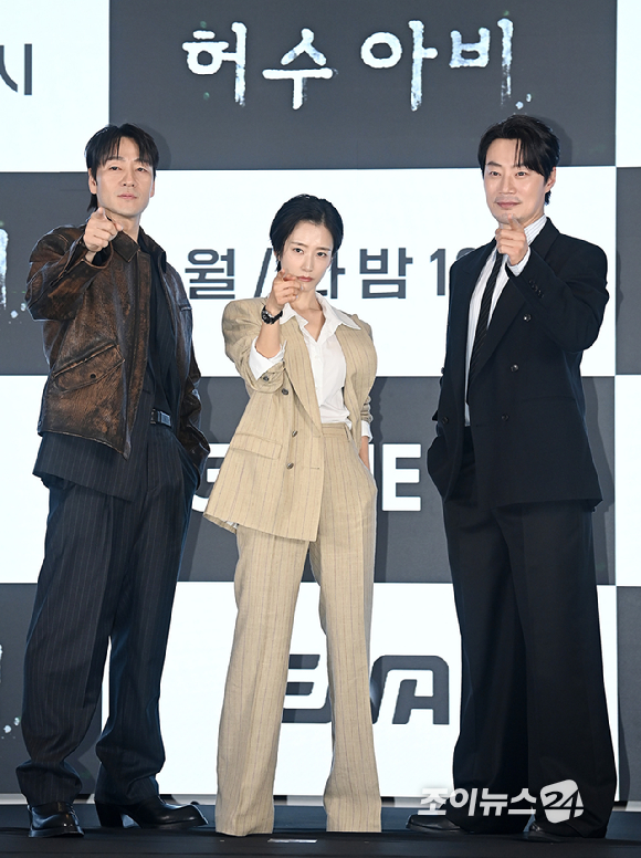 배우 박해수, 곽선영, 이희준이 13일 서울 구로구 더 세인트에서 열린 ENA 새 월화 '허수아비' 제작발표회에서 포토타임을 갖고 있다. [사진=곽영래 기자]