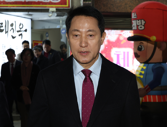 국민의힘이 당 노선을 논의하는 긴급 의원총회를 열어 '윤 어게인' 반대 등의 내용을 담은 결의문을 채택한 9일 오세훈 서울시장이 서울 중구 한 식당을 나서고 있다. 2026.3.9 [사진=연합뉴스]