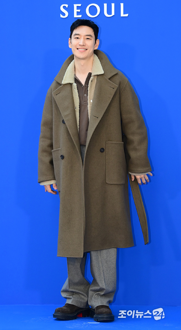 배우 이제훈이 5일 오후 서울 강남구 청담동에서 열린 타임 서울 플래그십 스토어 오픈 기념 포토월 행사에 참석하고 있다. [사진=정소희 기자]