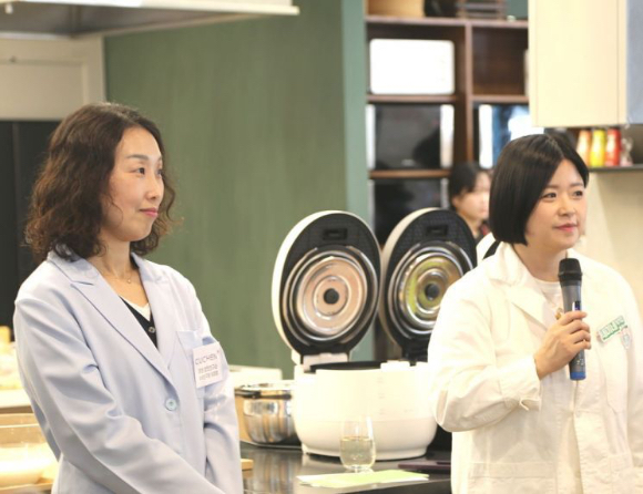 이미영 쿠첸 밥맛연구소 수석과 최정윤 샘표 우리맛연구중심 연구실장이 토크세션을 진행하고 있다. [사진=쿠첸]