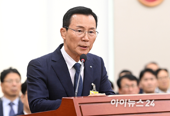 신익현 LIG디펜스앤에어로스페이스(LIG D&A) 대표이사가 26일 서울 여의도 국회 국방위원회에서 열린 국방부와 합동참모본부 등 국방위 소관 기관에 대한 종합 국정감사에 출석해 질의에 답변하고 있다. [사진=곽영래 기자]