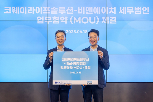 지난 18일 서울 구로구 지타워 코웨이라이프솔루션 본사에서 열린 협약식에서 김명곤 코웨이라이프솔루션 대표이사(오른쪽)와 이명수 BnH세무법인 부대표(왼쪽)가 기념 촬영을 하고 있다. [사진=코웨이]