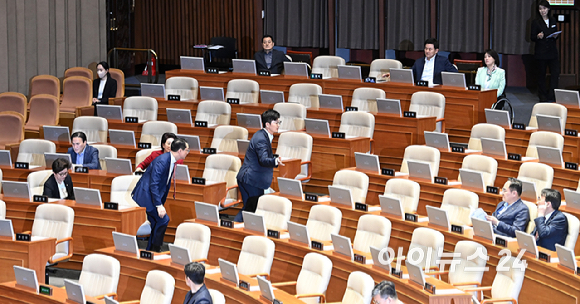 국민의힘 송언석 원내대표와 의원들이 8일 서울 여의도 국회에서 열린 본회의에서 우원식 국회의장이 개헌안 표결에 불참하고 50개 비쟁점 법안에 대해 필리버스터를 신청한 국민의힘에 대해 유감을 표명하자 반발하며 퇴장하고 있다. [사진=곽영래 기자]