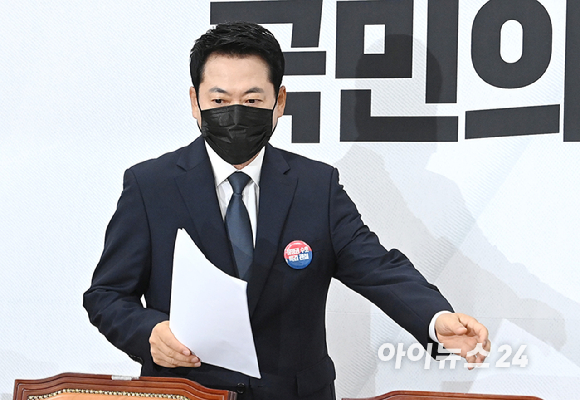 장동혁 국민의힘 대표가 6일 서울 여의도 국회에서 열린 최고위원회의에 참석하고 있다. [사진=곽영래 기자]