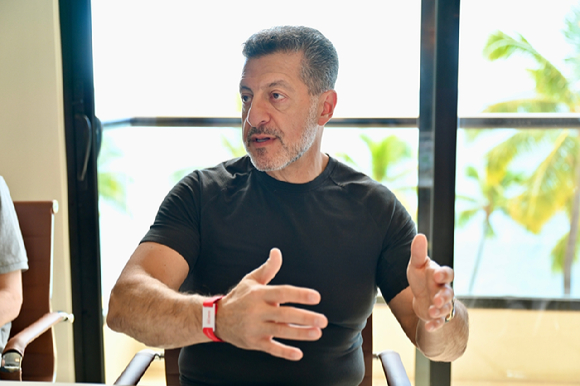 하와이 마우이 하얏트 리젠시 마우이 리조트&스파에서 스냅드래곤 서밋 2025가 열린 가운데 24일(현지시간) 알렉스 카투지안 퀄컴 본부장이 국내 취재진과 만나 인터뷰를 진행하고 있다. [사진=공동취재단]