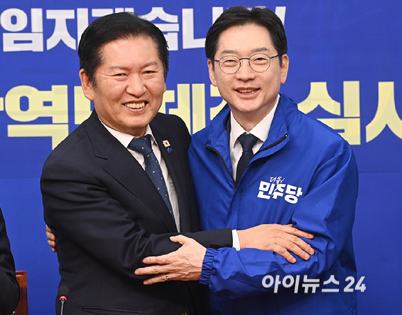 정청래 더불어민주당 대표가 5일 서울 여의도 국회에서 열린 중앙당공천관리위원회 공천 심사 발표에서 경남도지사 후보로 확정된 김경수 지방시대위원장과 기념촬영을 하고 있다. [사진=곽영래 기자]