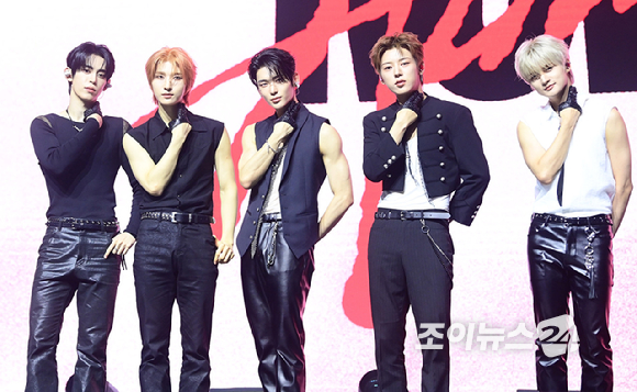 그룹 나우즈가 5일 오후 서울 광장동 예스24라이브홀에서 여린 NOWZ(나우즈) 디지털 싱글 'Achilles'(아킬레스) 발매 기념 프레스 쇼케이스에 참석해 포토타임을 갖고 있다. [사진=정소희 기자]