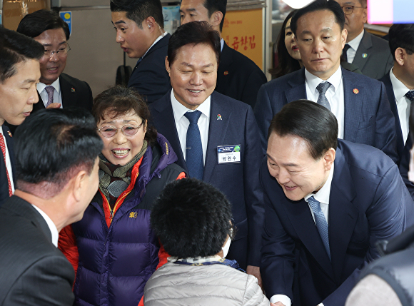  윤석열 대통령이 13일 경상남도 사천시 소재 삼천포 용궁수산시장을 찾아 시민들과 인사하고 있다. [사진=경상남도]