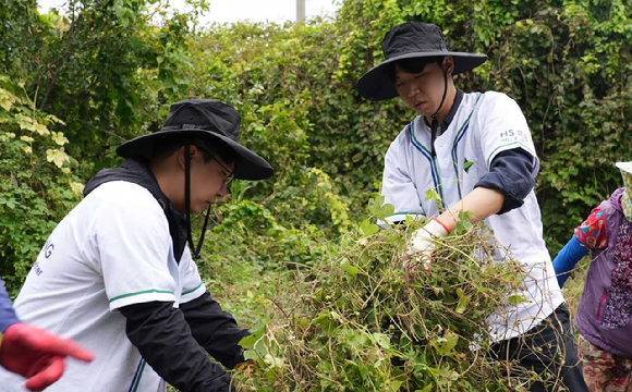 HS효성첨단소재 임직원들이 지난 17일 충남 서천군 유부도에서 생물다양성 보전활동을 진행하고 있다. [사진=HS효성첨단소재 ]