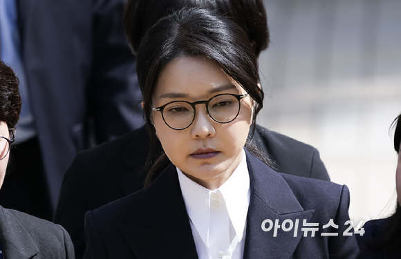 윤석열 전 대통령 부인 김건희 씨가 12일 오후 서울 서초구 서울중앙지방법원에서 열린 구속 전 피의자 심문(영장실질심사)을 마치고 법원을 나서고 있다. [사진=사진공동취재단]