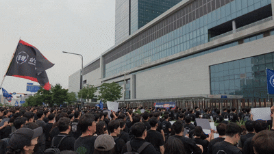 경찰 추산 약 7000명의 삼성전자 직원들은 16일 오후 경기 수원 삼성전자 사업장 정문 앞 도로를 가득 메우고 집회를 했다. [사진=황세웅 기자]