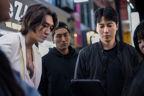 배우 김남길이 넷플릭스 시리즈 '트리거' 인터뷰에 앞서 포즈를 취하고 있다. [사진=넷플릭스]