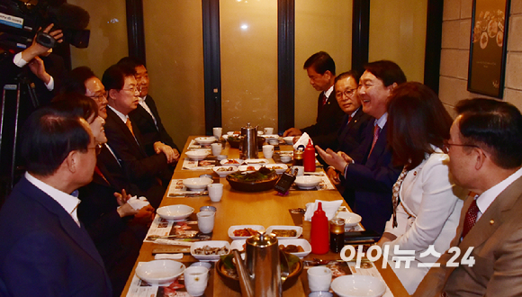 윤석열 국민의힘 대선후보가 16일 16일 오후 서울 여의도 한 음식점에서 국민의힘 초재선 의원과 오찬을 갖고 있다. [사진=국회사진취재단]