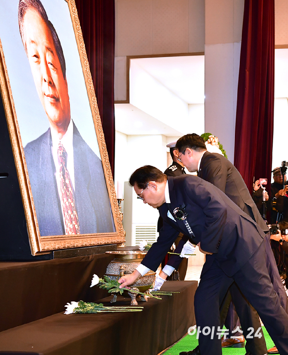 박찬대 더불어민주당 원내대표, 황운하 조국혁신당 원내대표, 전병헌 새미래민주당 대표가 22일 오전 서울 동작구 국립서울현충원에서 열린 고(故) 김영삼(YS) 전 대통령 9주기 추모식에서 헌화 및 분향하고 있다. [사진=곽영래 기자]