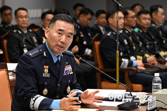 진영승 합동참모의장이 8일 오전 서울 용산구 국방부에서 열린 국회 국방위원회의 합동참모본부에 대한 국정감사에서 의원 질의에 답변하고 있다. [사진=국회사진기자단 ]