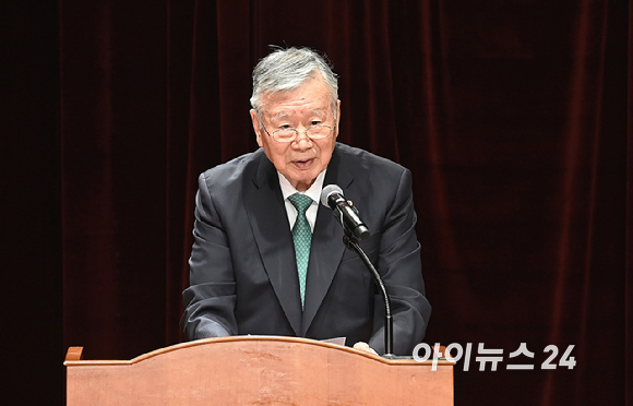 이중근 유엔한국협회장(부영그룹 회장)이 23일 서울 세종대로 외교부청사에서 열린 '제81회 유엔의 날 기념식' 행사에서 개회사를 하고 있다. [사진=곽영래 기자]