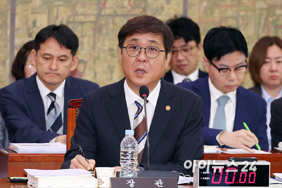 최휘영 문화체육관광부 장관이 14일 서울 여의도 국회에서 열린 국회 문화체육관광위원회 문화체육관광부에 대한 국정감사에서 질의에 답변하고 있다. [사진=곽영래 기자]