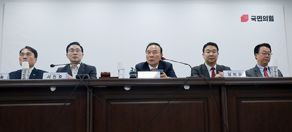 국민의힘 공천관리위원장인 박덕흠 의원이 2일 서울 영등포구 여의도 중앙당사에서 열린 공관위 첫 회의에서 발언하고 있다. 2026.4.2 [사진=연합뉴스]