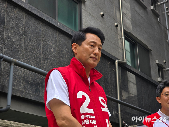 이명박 전 대통령이 1일 서울 성동구 서울숲을 방문해 취재진 앞에서 발언하고 있다. [사진=연합뉴스]