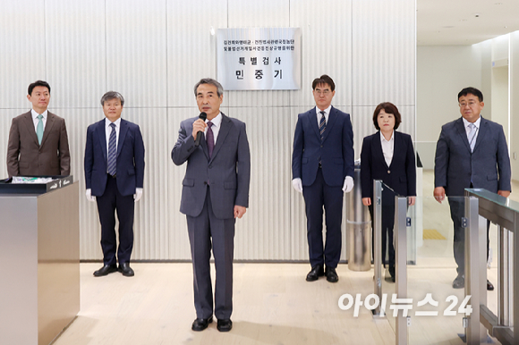 윤석열 전 대통령의 부인 김건희 여사 의혹 관련 사건을 맡은 민중기 특별검사가 2일 오전 서울 종로구 KT광화문빌딩 웨스트에 마련된 특검 사무실에서 현판 제막을 마친 뒤 발언을 하고 있다. [사진=정소희 기자]