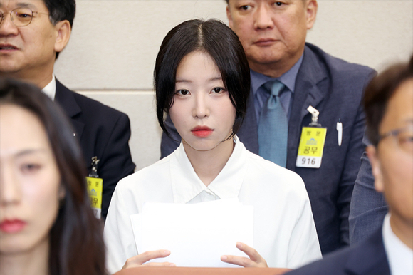 1천만명이 넘는 구독자를 보유한 유튜버 쯔양(본명 박정원)이 15일 오후 경기도 수원시 영통구 수원지방법원에서 열린 자신에 대한 공갈 등 혐의로 구속기소된 구제역(본명 이준희) 재판에 증인으로 출석하며 취재진 질문에 답하고 있다. 2024.11.15 [사진=연합뉴스]