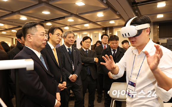 21일 서울 코엑스 아셈 볼룸에서 열린 &lsquo;CES AI 혁신 플라자&rsquo;에서 강경성 코트라 사장이 개회사를 하고 있다. [사진=산업통상부, 코트라]