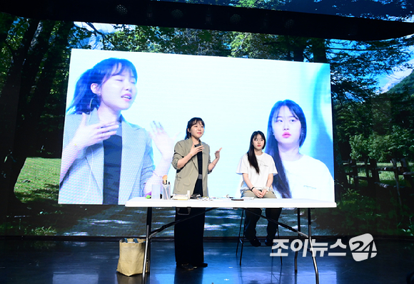 16일 오후 서울 마포구 홍대 인근 온맘씨어터에서 '케이유니버스 오픈클래스'가 진행됐다. 유채연 메이크업 아티스트가 수업을 진행하고 있다. [사진=정소희 기자]