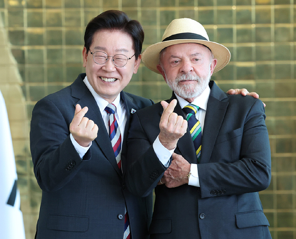 이재명 대통령과 루이스 이나시우 룰라 다시우바 브라질 대통령이 27일(현지시간) 브라질리아 대통령관저에서 공동언론발표를 마친 뒤 취재진을 향해 손가락 하트를 만들어보이고 있다. 2026.7.28 [사진=연합뉴스]