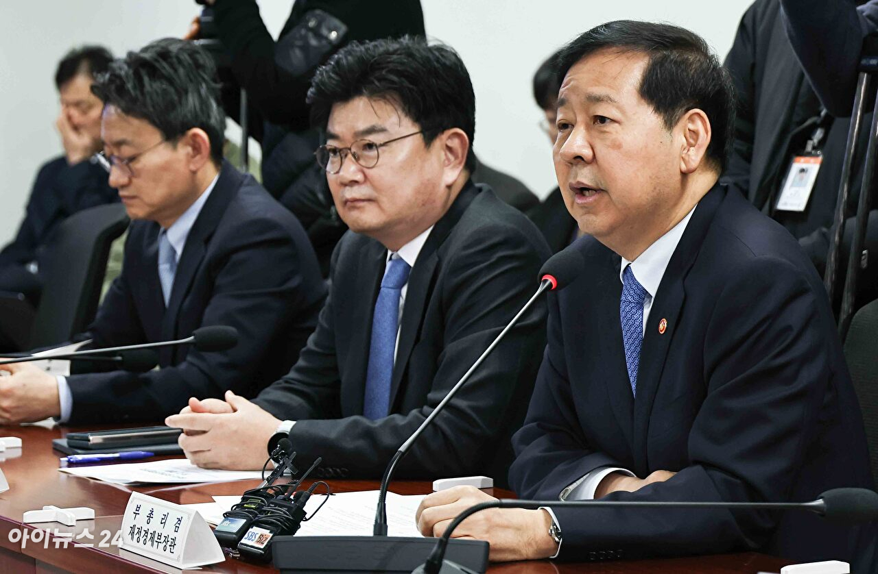 구윤철 부총리 겸 재정경제부 장관(오른 쪽)이 지난 6일 오전 서울 여의도 국회 의원회관에서 중동 상황 관련 경제분야 대응방향을 주제로 열린 재정경제위원회 제5차 당정실무협의회에서 모두발언을 하고 있다. [사진=곽영래 기자]