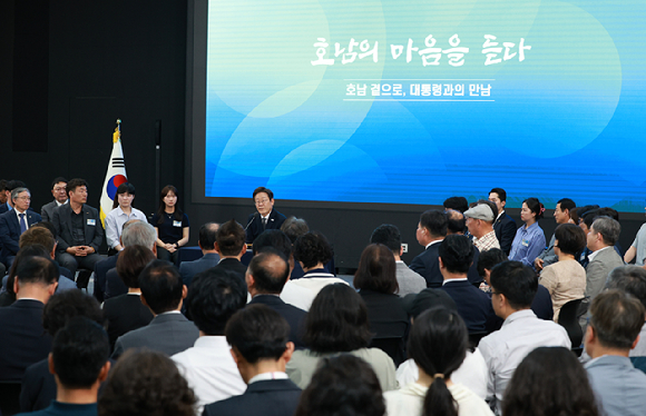 이재명 대통령이 25일 광주광역시 국립아시아문화전당에서 열린 '광주시민·전남도민 타운홀미팅'에 참석해 발언하고 있다. 2025.6.25 [사진=연합뉴스]