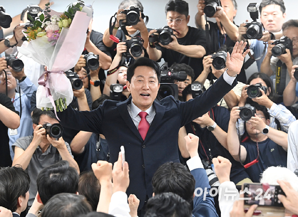국민의힘 오세훈 서울시장 후보가 제9회 전국동시지방선거일 다음날인 4일 서울 종로구 대왕빌딩에 마련된 선거사무소에서 입장을 밝힌 뒤 기뻐하고 있다. [사진=곽영래 기자]