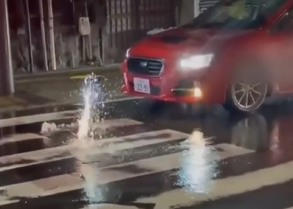 동일본 대지진이 발생한 직후인 지난 2011년 3월 15일 일본 미야기현 게센누마에서 이재민들이 폐허 속에 묻힌 자신의 집을 바라보는 모습. [사진=교도/연합뉴스]