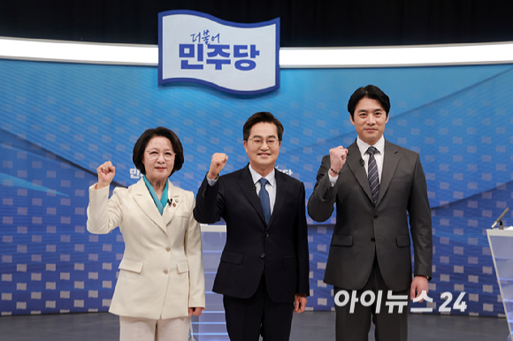 더불어민주당 추미애(왼쪽부터)&middot;김동연&middot;한준호 경기도지사 경선후보가 1일 서울 양천구 SBS 목동 스튜디오에서 열린 더불어민주당 경기도지사 후보자 2차 TV 합동토론회에 참석해 기념 촬영하고 있다. [사진=국회사진기자단]