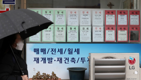 서울의 한 부동산 사무소에서 아파트와 빌라의 매매, 전세 정보를 안내하고 있다.  [사진=뉴시스]
