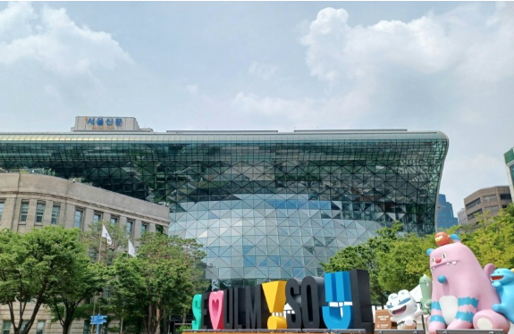 서울시가 앞으로 시가 발주한 건설공사에 대해 여러 업체가 공동 계약을 맺을 경우, 주계약자가 관련 공사를 모두 직접 시공해야 하는 의무 규정을 폐지했다. 사진은 서울시청 전경. [사진=연합뉴스]