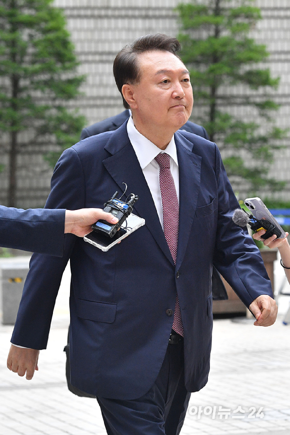 윤석열 전 대통령이 3일 서울 서초구 서울중앙지방법원에서 열린 내란 우두머리 혐의·직권남용 권리행사 방해 혐의 사건 9차 공판에 출석하고 있다. [사진=사진공동취재단]