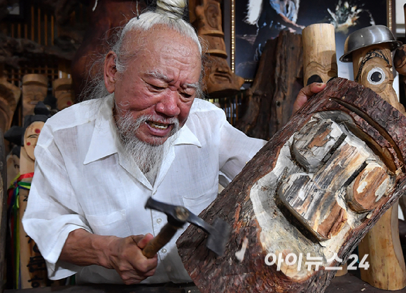 장승 무형문화재인 타목 김종흥씨가 25일 안동시 풍천면 작업실에서 조각을 하고 있다. [사진=곽영래 기자]