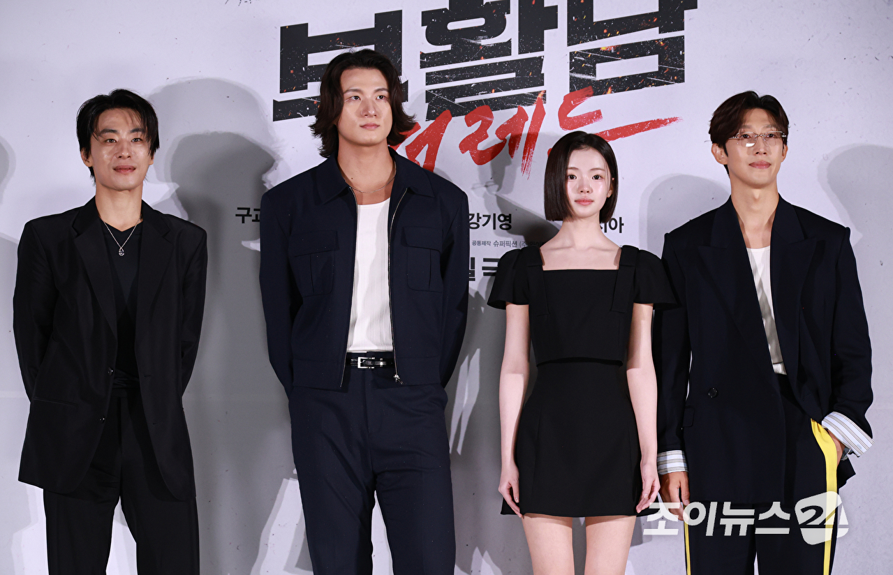 배우 구교환, 신승호, 김시아, 강기영, 백종열 감독이 26일 오전 서울 광진구 롯데시네마 건대입구점에서 진행된 영화 '부활남: 더 레드'(감독 백종열) 제작보고회에 참석해 포즈를 취하고 있다. [사진=문수지 기자]