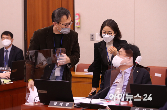 박주민 더불어민주당 간사와 장제원 국민의힘 간사가 10일 오후 서울 여의도 국회에서 열린 법제사법위원회 전체회의에서 대화를 나누고 있다. [사진=김성진 기자]