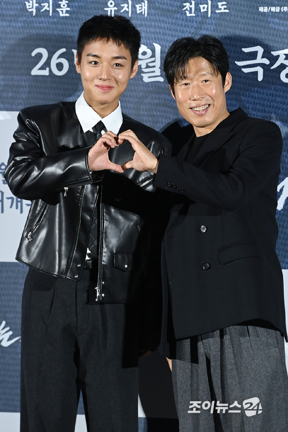 배우 박지훈, 유해진이 19일 오전 서울 용산구 CGV용산아이파크몰점에서 열린 영화 '왕과 사는 남자'(감독 장항준) 제작보고회에 참석해 포즈를 취하고 있다. [사진=문수지 기자]