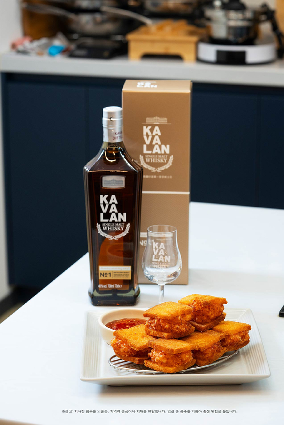 카발란 디스틸러리 셀렉트 No.1과 페어링된 목란 멘보샤. [사진=골든블루]