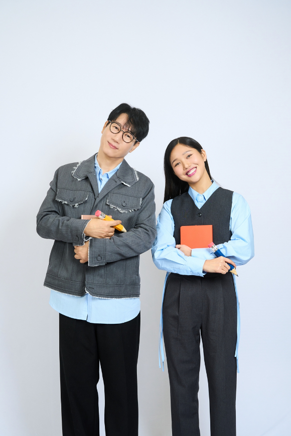 방송인 지석진, 그룹 오마이걸 미미가 27일 서울 마포구 상암동 모처에서 열린 넷플릭스 일일 예능 '만학도 지씨' 기자간담회에서 포즈를 취하고 있다. [사진=넷플릭스]